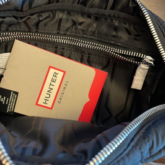 HUNTER Water-resistant Crossbody Bag - Picture 7 of 7